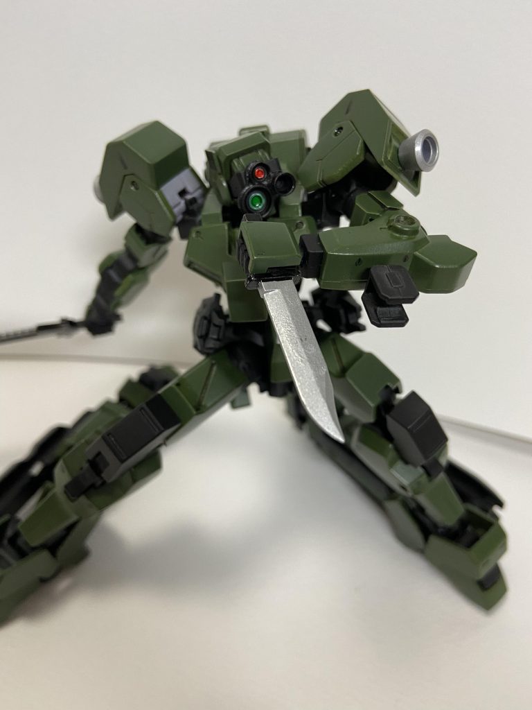 ナイフ
マシンガンの銃身に取り付けられる他、後腰部にも装備可能