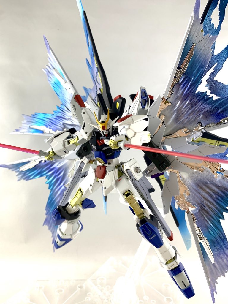 ビームサーベルで馴染みのポーズ。