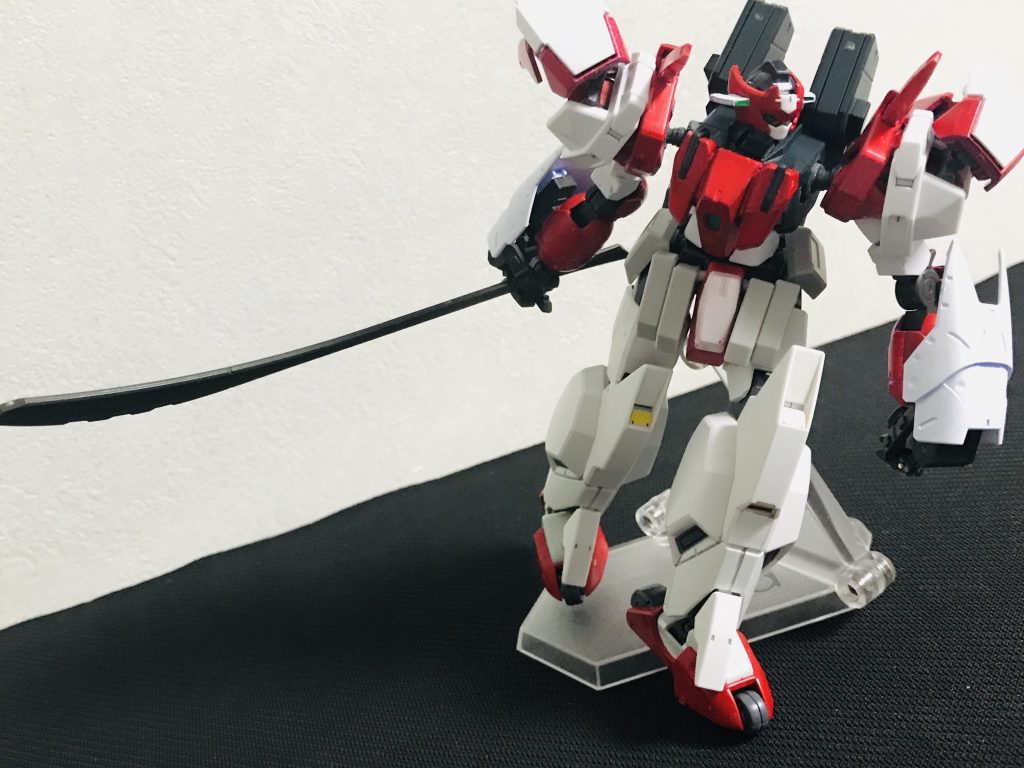 脚にはローラーが付いており、これとバックパック、フレキシブルに動く肩のアヴァランチユニットのGNコンデンサーからGN粒子を噴出する事で見た目以上の加速力を発揮する。