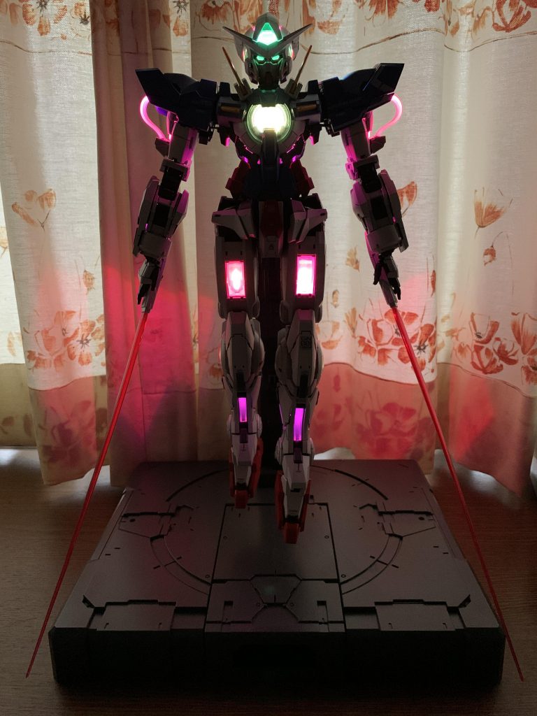 LEDは青から赤に変化します。