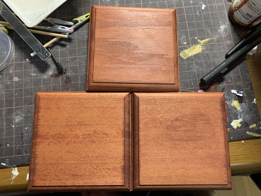 台座は東急ハンズのものを使用。
との粉で目地埋めしてからオイルステインで色付けしてます。