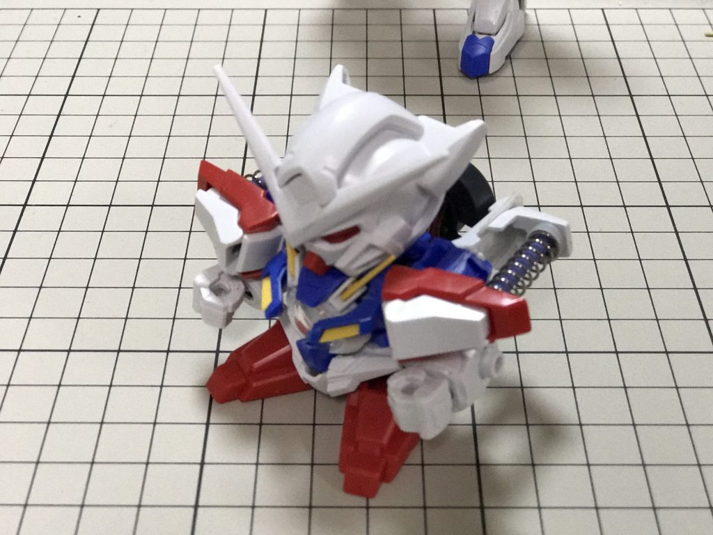 肩のサスペンションはマジもんのスプリングを使っていますが、別に締め撃ちの威力が上がったりはしません。
というか、そもそもビー玉を発射できるようにはできていません。