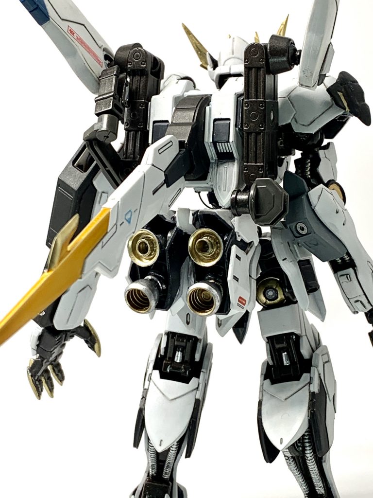 バックパックに、スラスターをマウント。重力下での機動力向上すべく腰にブースターを増設。