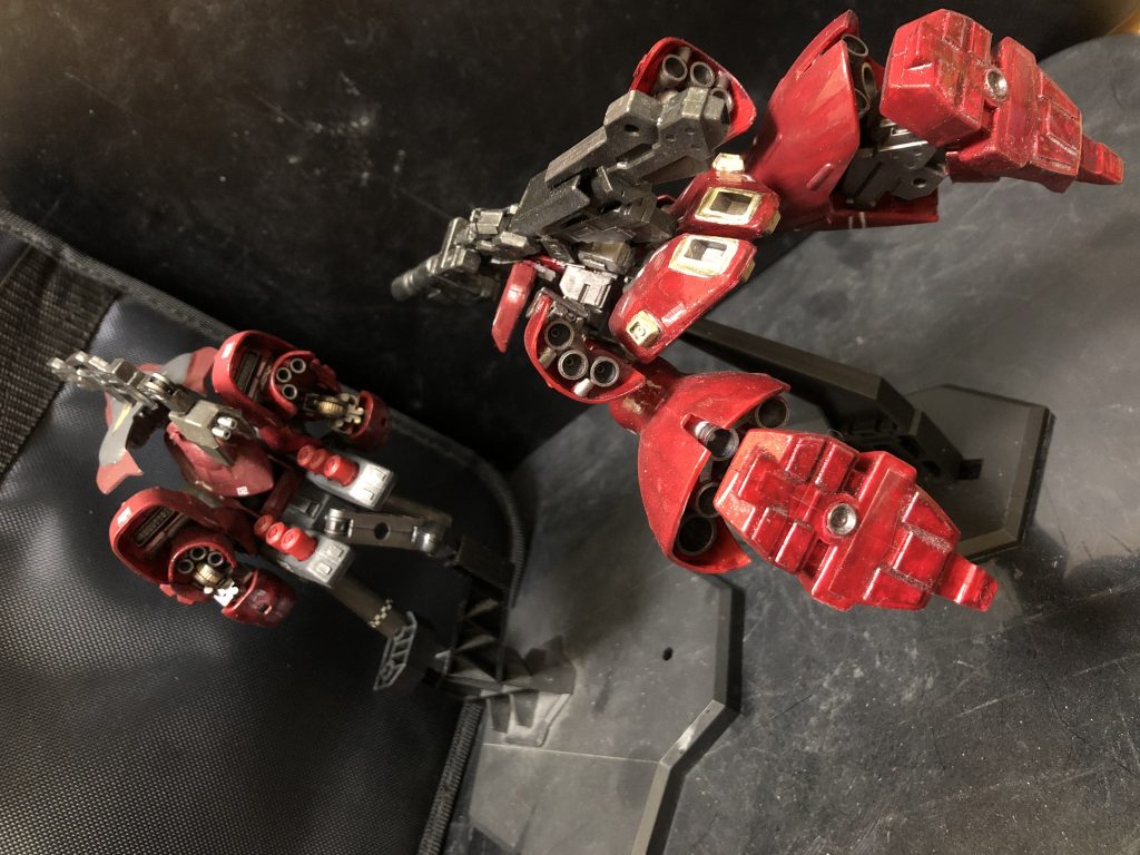 シャア「ところでファンネルな、私に使いこなせると思うか?」oyz「ファンネル?ありませんよ、そんなもの。」シャア「何?バックパックに6つも付いているではないか。」oyz「コレはファンネルではありません。大体、大佐にはファンネルの適性はありませんよ。」シャア「コレまたずいぶんとハッキリ言う。気に入らんな。ではコレは何だというのだ。」oyz「コレですか?手榴弾です。」シャア「バカな!手榴弾だと!?ネオジオンの旗機であるサザビーがそんなものを装備しているとは!」oyz「ホラ、クラッカーですよ、クラッカー。ザクっぽくて良いですよね。」シャア「バカな....!ありえんよ。」