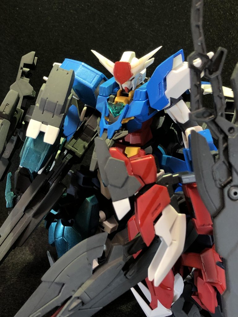 MS形態こと「コアガンダムトリニティBST」です。

BSTは「ブースター」と「バスター」のダブルミーニングとしました。

胸部のブレードアンテナにはアースアーマーの先端を装着。

額にはスクラッチしたガンダムアンテナを装着。
このアンテナはクスィーガンダムを意識しています。