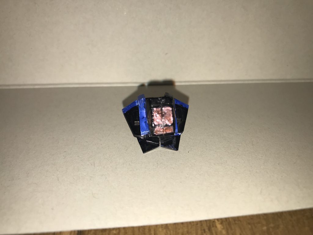 黒いコアスプレンダー(正式名称は不明)本機の本体となる戦闘機コアスプレンダー。構造について本来、コアスプレンダーは「ZGMF-X56S インパルスガンダム」とコックピットユニットであり、戦闘機への変形機構を持つが、あちらとの最大の違いとして、こちらは翼を畳んだ中核ユニットとしての姿が基本形態となる為、従来の戦闘機の姿には変形できない。にも関わらず、この中核ユニット状態のままでも、自在に浮遊したり、空中を飛び回る事が可能。その為、通常の戦闘機としては、異質さが垣間見える。内部(操縦者について)このコアスプレンダー内部には、オーブ軍において「最悪のマッドサイエンティスト」と呼ばれた悪の科学者の意識がデータ化した状態で内包されており、MS形態を含め本機は、この科学者の意識によって強制操作される。そして何より、この悪の科学者こそ、シン・アスカ(IF版)を含めた多くの人間に凄惨な拷問や人体実験を行ってきた張本人で、オーブ連合首長国における政府の上層部メンバーの一人であった。その性格はいわばシンが「オーブへの復讐」を決意する決定打となった諸悪の根源とも言える。まず、シンに対する拷問と人体実験の理由は、「自らへの出資を断った青年実業家の顔と似ていたから」という憂さ晴らしの為だけであり、シンからは「最低な人間」と言われている。しかも、これらの拷問から逃げ出したシンがカガリたち上層部へ訴えた際には、自らの立場を悪用して真実を隠蔽し、他の上層部メンバーと共謀してシンの冤罪を捏造して、逆に彼を刑罰に処すという悪業まで行っている。ちなみに、これらの悪行は、代表のカガリ・ユラ・アスハは全く知らなかった(それどころか上層部の大半が彼女にだけ気づかれないように隠蔽していた)事実であったが、真実を知らないカガリもシンを非難し、同じく真実を聞かないままカガリに詰め寄った事を聞いたアスランも激怒してシンを殴打するなど、信じていた存在に裏切られたシンは、オーブへの復讐を決意するに至り、アスランとカガリとは修復不可能なほどの溝が出来てしまった(後に、シンと対峙したキラ・カガリ・アスランの3人は、シン自らの口からその真実を聞かされ、カガリは自らの行いが科学者の悪行を増長させた事を悟って絶望し、アスランに至ってはシンを追い詰めてしまった事実に慟哭を上げている)。※この悪の科学者の設定モチーフは、蛮野天十郎であり、ゴルドドライブの変身者です。彼の極悪非道っぷりを気に入って、モチーフにしました。特徴と性質本機のMS形態の性能を引き出すには、高い能力を持つ人間を生体ユニットとしてコックピット部分に搭乗させる必要がある。勿論、本機の操縦の主導権は、パイロット自身ではなく、データ化された科学者の意識である為、実質パイロットは部品扱いとなり、本機の操縦自体は不可能に等しい。これは、デビルガンダムとも似た側面がある。攻撃手段コックピット部分からは、粒子で構成した無数の触手を発生させて攻撃する事も可能。この触手にも、PS装甲やナノラミネートアーマーをも貫通する攻撃力を有しており、敵の迎撃のみならず、コックピット部分に必要な人間を捕らえるのにも使われる。DGハイパワーエンジンコアスプレンダー本体、そして後述するMS形態におけるエネルギー源でもある。略称は、ハイパワーエンジン。DG細胞と核エンジンを融和させ、永久機関として完成させたエンジンで、擬似的にアンリミテッドエンジンを再現した代物。DG細胞を持った人間の感情に反応して、そのエネルギーと出力を増す機構を持ち、その感情が極限まで高まった時、出力は最大限に増して、超強化型へと進化する。超強化型になると、エネルギー量や性能が、フォースインパルスガンダムエクストリームと同等なまでに強化される。ただし、DGハイパワーエンジンに必要なのは、DG細胞を使いこなす人間の強い精神力であり、単純に核エンジンにDG細胞を注入するだけの処置では、エネルギー量が引き上げられるだけの変化に留まる為、無限稼働には至らない。本機の場合、設計段階の時点で最初から超強化型に到達している為、圧倒的な性能を誇る。これは、科学者自身の意識による執念が成したものとしても、噂されている。さらに、このハイパワーエンジンだけが使える機能として、ハイパワービッグバンを発動させる事もできる。ハイパワービッグバン出力を最大値にして稼働すると発生する特殊な核爆発現象で、人間を誰も殺さずに、その周辺にある建物や街だけを消滅させる事ができる。