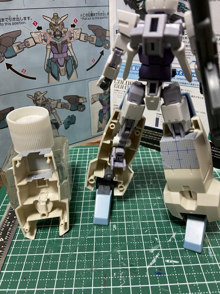 脚部をはめ込む形の接続に変更。合体後の足全体の長さを最優先しています。