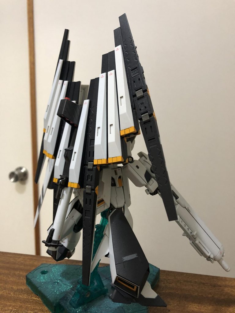 ファンネル１２機制作は苦行でした
キットはνガンダムとHWSのニコイチです。
制作中気がつきましたが
ノーマルνとHWSではホワイトとグレーの整形色が微妙に違うので
これから制作される方は注意です