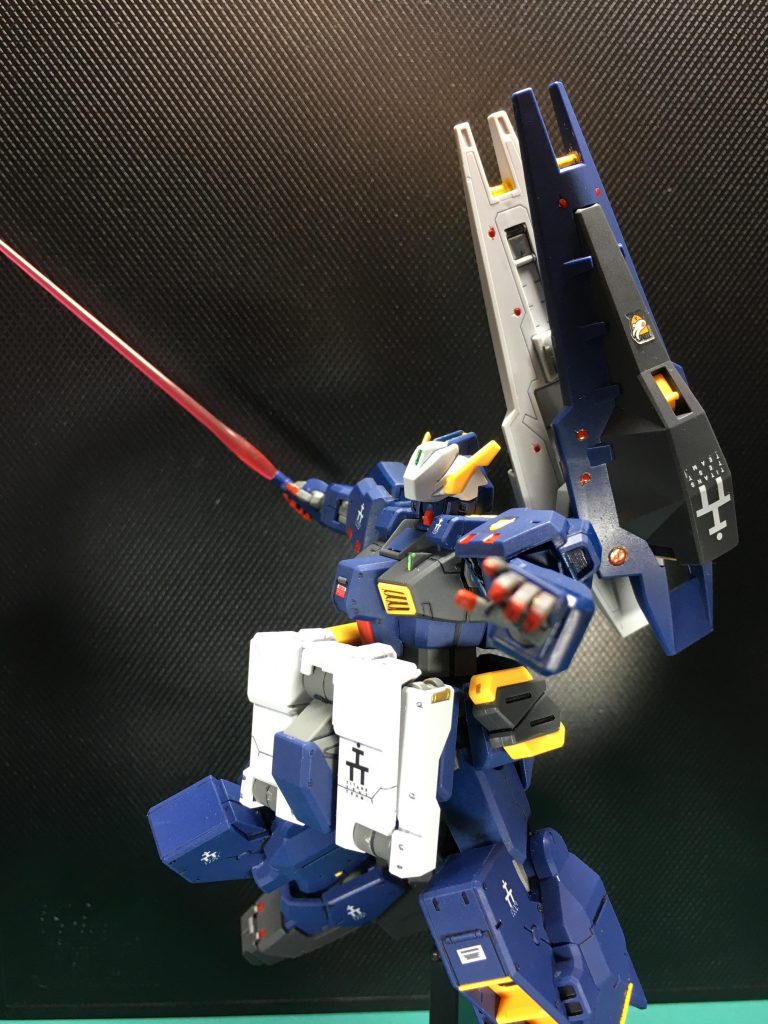 合わせ目処理など、基本工作はヘイズル改の時と同じ。アドバンスド特有のパーツでは、頭部の光学センサーユニットの合わせ目消し、脚部追加スラスターの合わせ目をモールド処理したくらいです。