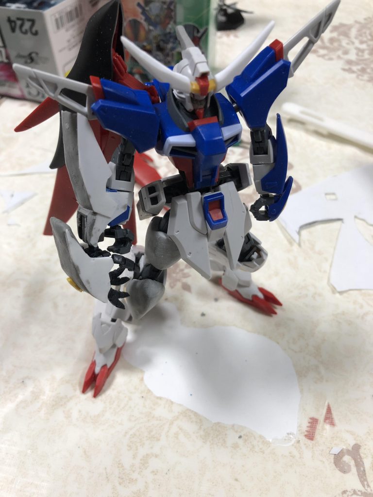 腕の装甲はパテとプラ板でスクラッチしてます。
最初は口とか動かせるようにもしてたんですけど塗装すること考えたりすると難しすぎるんでその機能はすぐオミットしました……