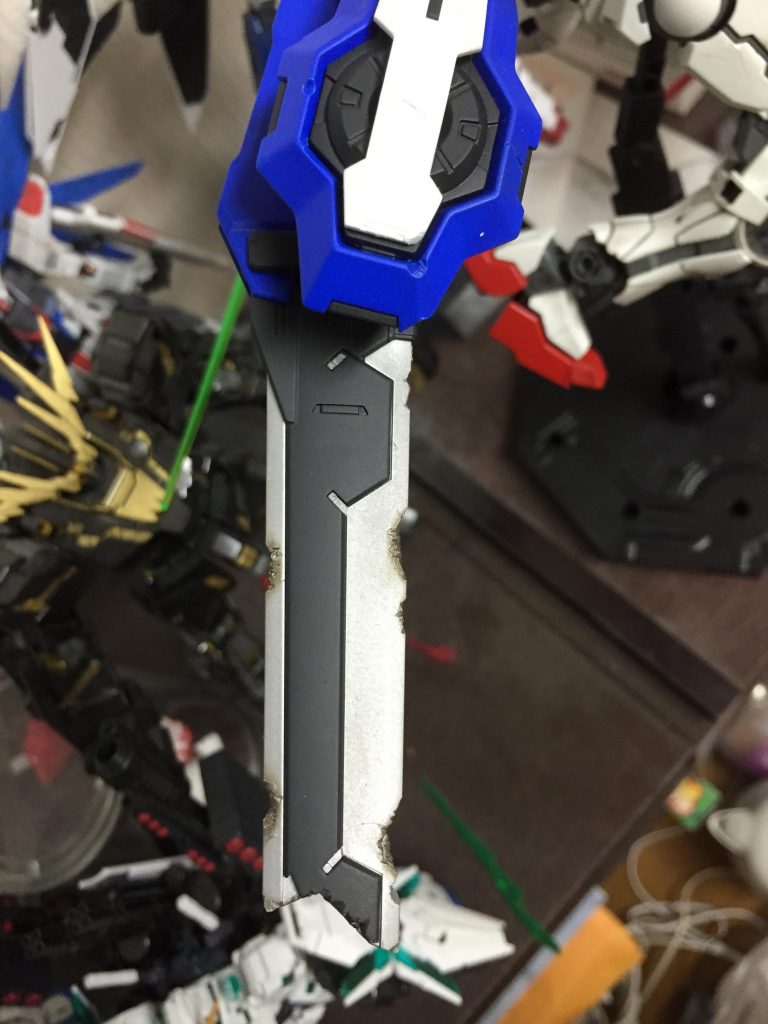 GNソードの刃こぼれ部分はデザインナイフ等でボコボコにしてタミヤのウェザリングマスター塗りつけてます。シールド部分もわざとらしくない程度に直接ラインを削って気持ち波打たせてます(背景汚い)