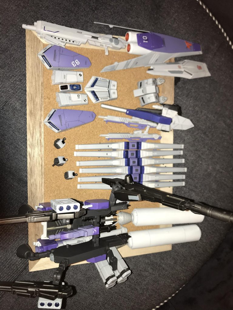 武装、装甲はこんな感じです。
バックパックの存在感が凄い・・・