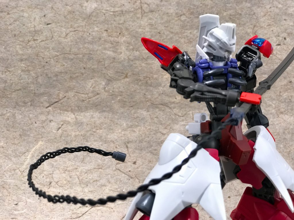 斬魔のポン刀の柄にはワイヤーが付いています。
グラグラだったので補強のために三つ編みにしたら、なんか鎖っぽく見えてきたので、これはラッキーだなって思いました。