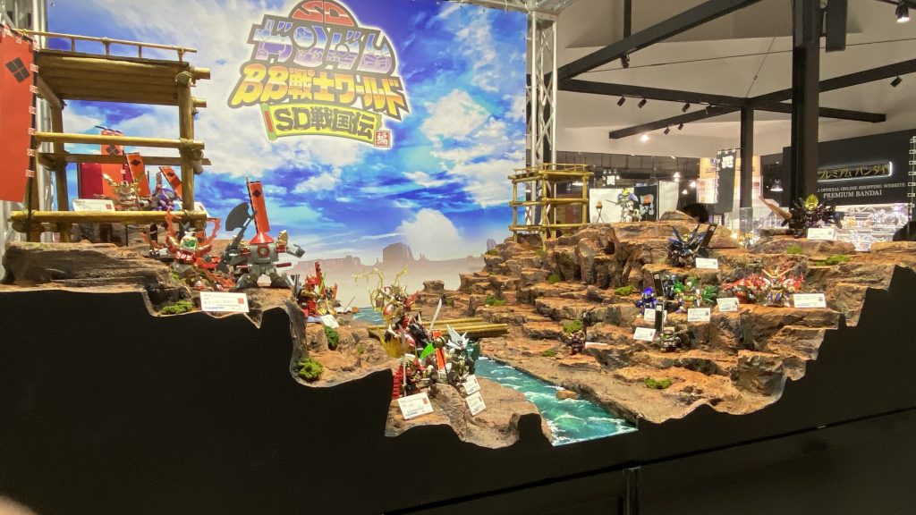 ガンダムベース東京のコンペ作品展示の川中島ジオラマでは、右側の上杉軍で手前最上段に置いてあるので、GBTに遊びに行った人は角度を変え光の当たり方を変えつつ見てみてくださいな。赤紫と濃紫への変化が楽しめるかと。