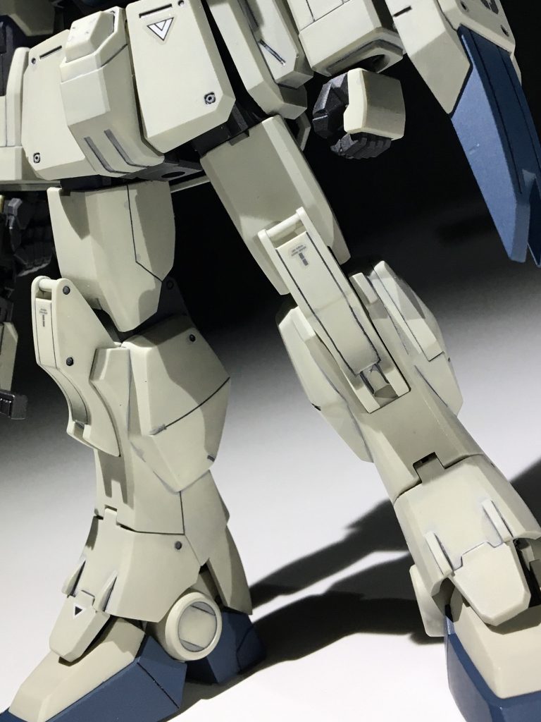 ひざアーマーの筋彫りは、迷った結果がんばったんだけど、1/144じゃやっぱウルサかった…