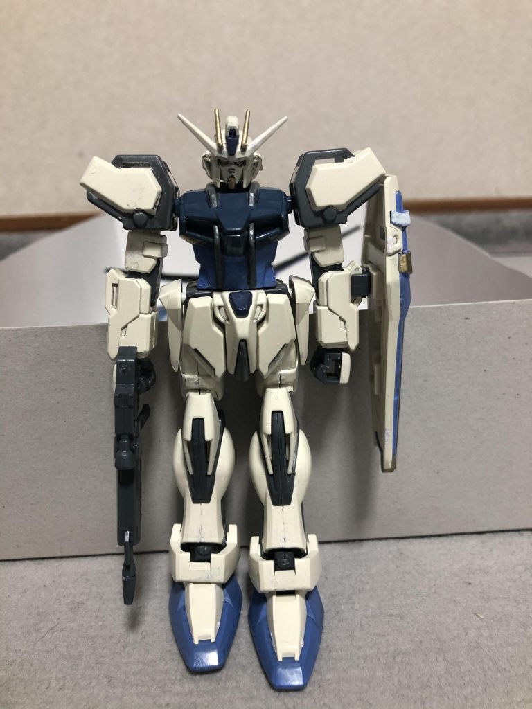 通常のストライクです。ルージュベースなのでベースカラーも塗装しました。そして、赤系の部分をブルー系に塗装致しました。そして、スミ入れしました。