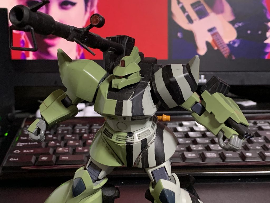 ジャイアントバズ。
ランドセルに懸架しているだけなのか固定されているのか、謎が謎を呼ぶ。
今回はいわゆる戦場の絆ver.として制作。