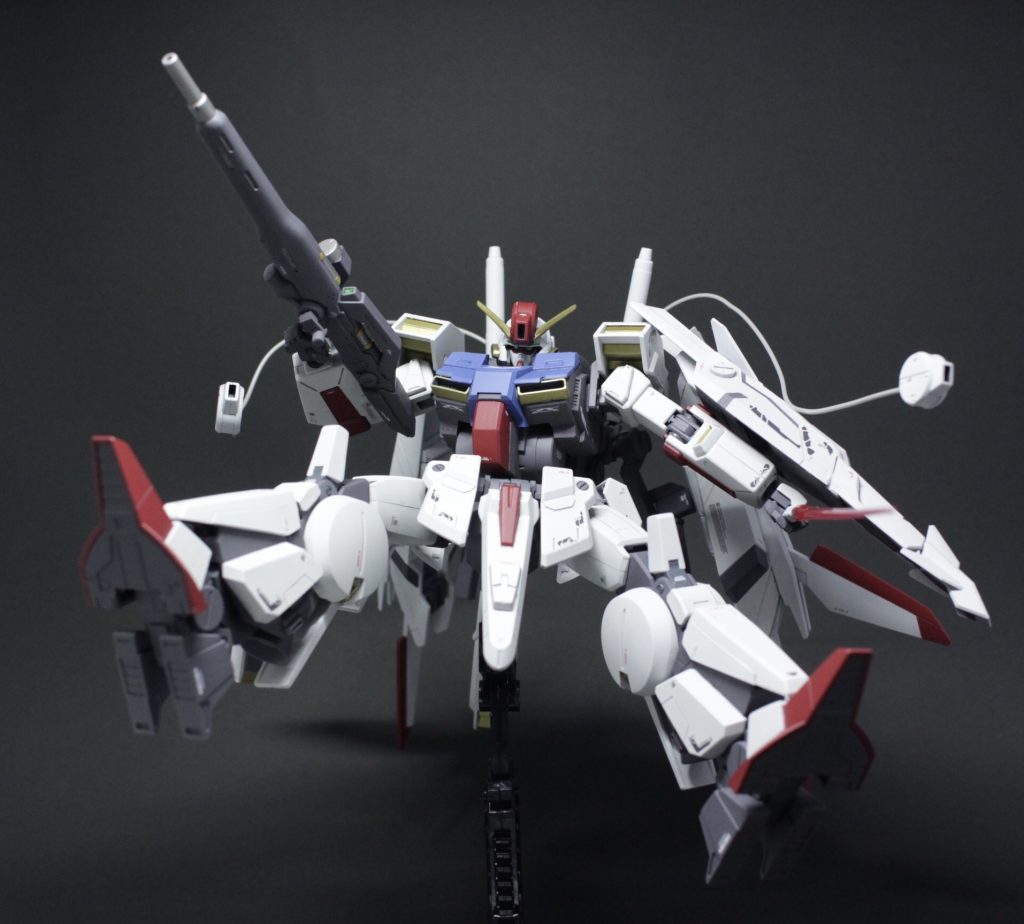 ビームサーベル、キャノン、インコム…シルヴァバレト譲りの豊富な武装と高火力です。
シールドはぱっと見アメイジングレヴそのままなんですが、実は鳥メカに変形しなさそうに見せるためあらゆる変形用の隙間を埋めまくっています。