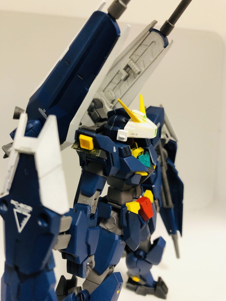 ## 側面

　今回はデカールは少なめです。
　アニメでは細かく描写されていないだけなのかもしれないですが、ほかのプラネッツシステムに合わせる感じに。
　そのかわり大きい部分や目立つところにアクセントとしていれてあります。特にティターンズカラーなら型に番号が振られていても違和感ないかなと笑