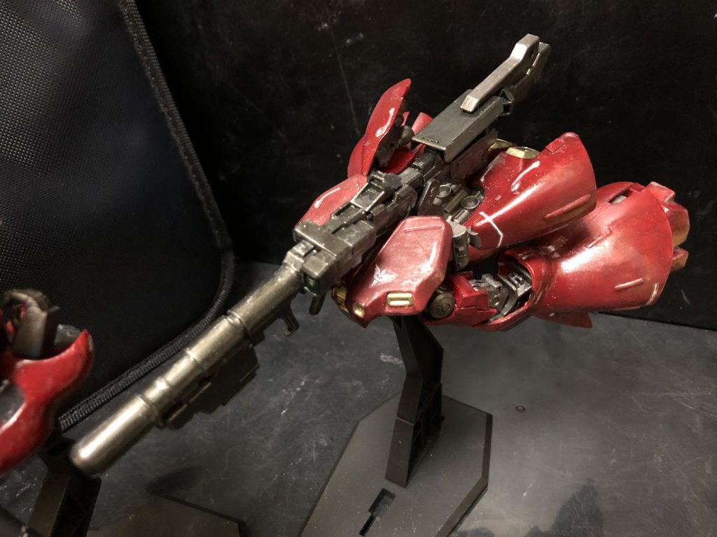 ・サザビーナッターサザビーの下半身が可変した形態。上部にジャイアントバズを装備した爆撃機として運用する。かつてのネオジオンのバウから発想を得ている。シャア「下半身のナッター、コレは大型ビットという事になるのかな?」oyz「いえ、独自のA.I.で行動します。ルンバとかに搭載されてるヤツです。」シャア「バカな!そんなものが役に立つというのか!」oyz「大佐、今回は予算ギリギリでやってるんですよ。大丈夫です、大佐ならやれますよ。」シャア「そう言っとけば私をごまかせると思っているのだろうが....」oyz「大佐ならやれますよ!」シャア「ええい、当然ではないか。やってみるさ。」