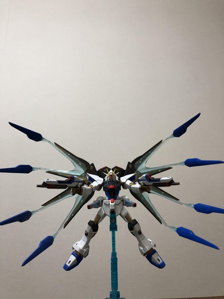 ご存知、稀に見る駄作キットをなんとかしようとモガキ倒した思い出の作品です。
変更点
足首で1.2ミリ膝で2.4ミリ胴体で1.2ミリ延長工作をし、肩アーマーを加工して怒り肩に出来るように加工し、
全て合わせ目を消し、エアブラシで全塗装しました。