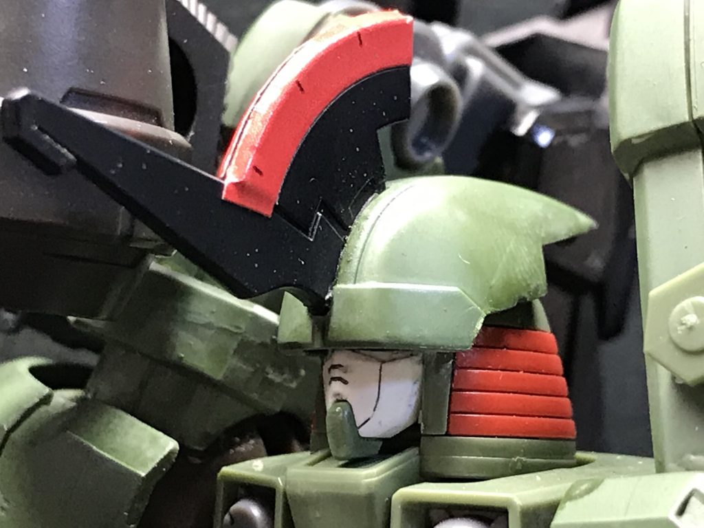 頭部のガンダムフェイスらしきものの下にはリーオーの頭部ユニットが確認される