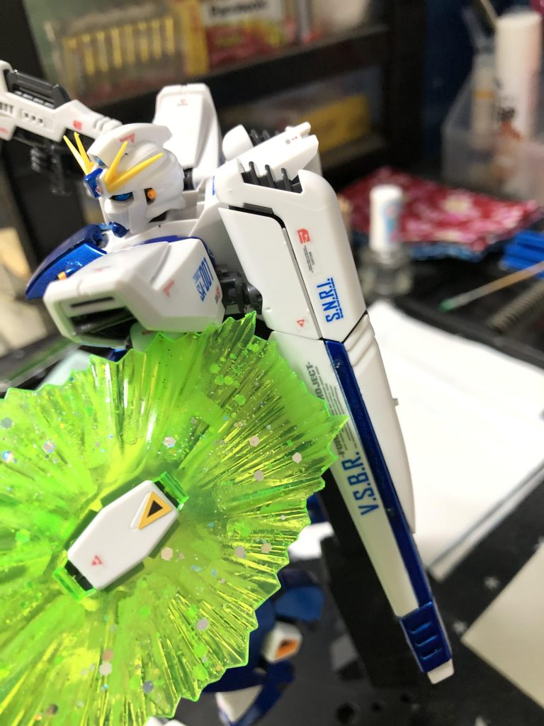 MGキットだけあってマーキングシールは豊富です。ビームシールドはうらからラメのマニキュアを塗っています。