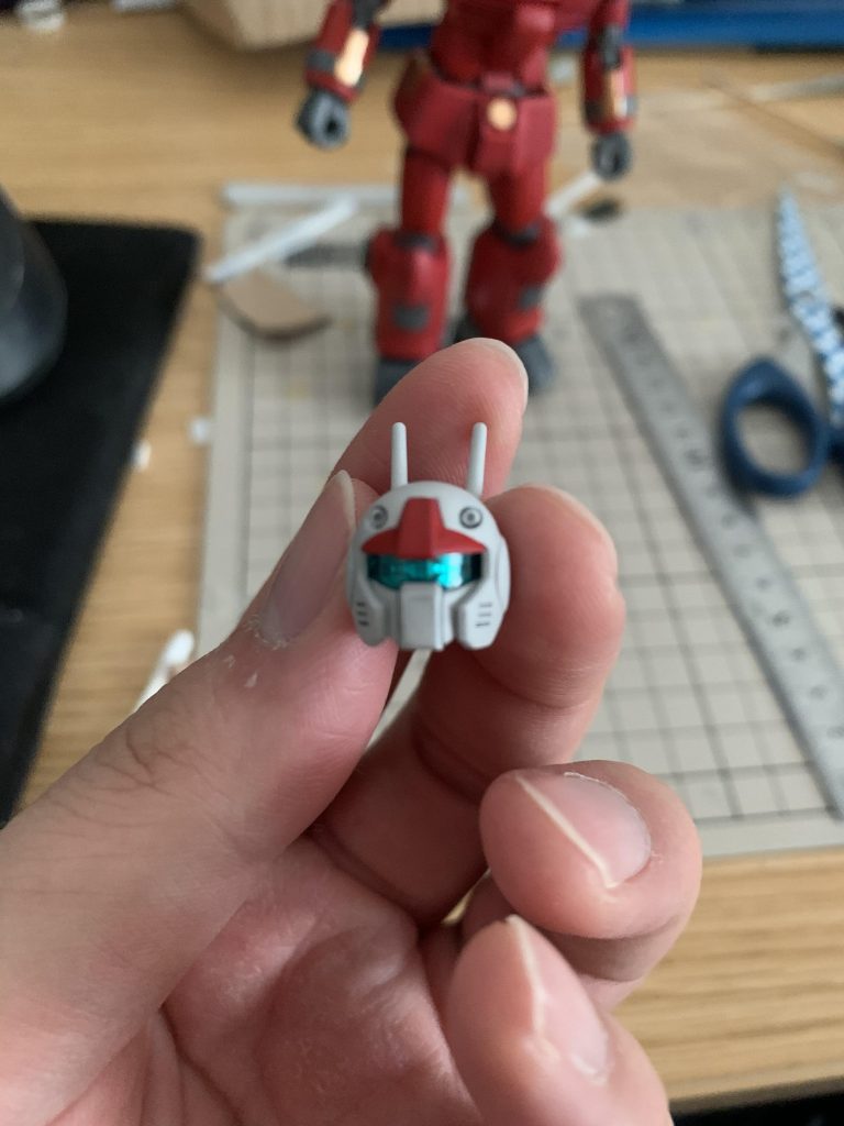 メインカメラ部分にシルバーを塗って、クリアパーツ越しに少し光るようにしました。