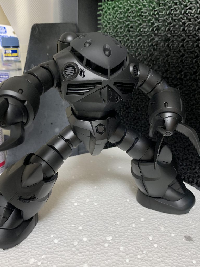 渋めになるように黒のサフを吹きました