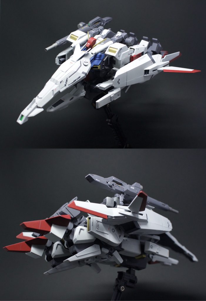 このブースターユニットを装備することで高速巡航形態［Gクルーザー］への変形が可能。
原作版は差し替え変形だったんですが今回は背面アームに可動を設け完全変形化に成功しています。
脚部スラスターなども追加で回転させたり細かいアレンジも加えています。