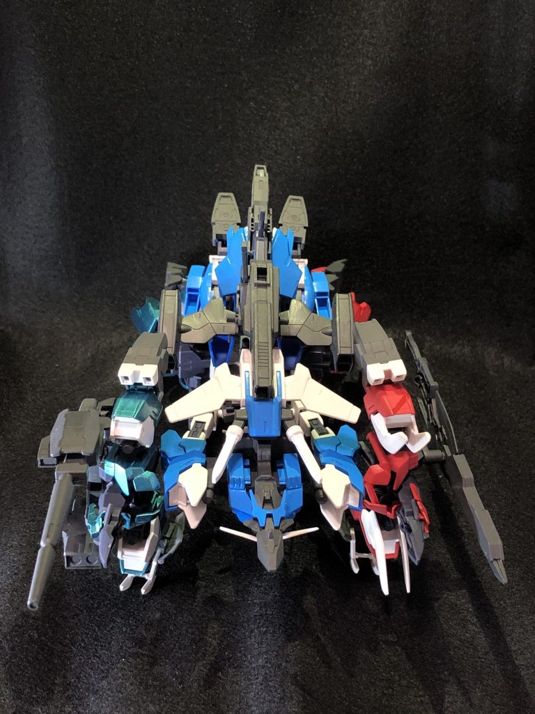 FTS形態の全体です。
ヴィートルーウェポンの大型ビームバズーカとスラスターをアースアーマーのブーツ部分に接続しています。

マーズとヴィーナスの腕についているランチャーとクローはそれぞれに装着。
ランチャーは上、クローは下につけて飛行中に空対空と空対地で使い分けるイメージです。

ビームキャノンはビームバズーカと一緒に使い、大型ソードはすれ違いざまに相手を突き刺すように使います。