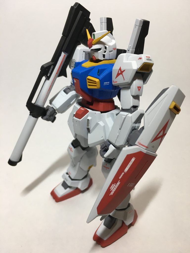 アムロのパーソナルマークのデカールが
無かったのでマスキングして塗装(*´∇`*)
なんとか形にはなりました。
もとのキットの出来がいいので
カラー変更のみです。