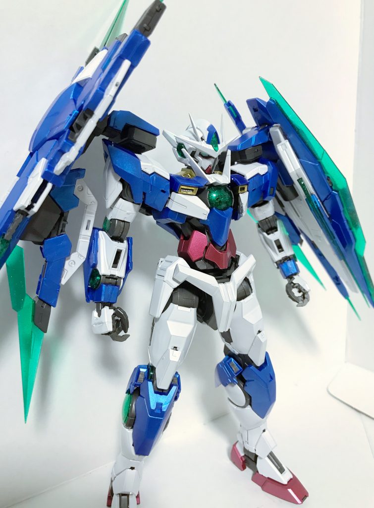 ブルー部分は成形色ですがホワイトなどはコーティングのためゲート跡処理だけは必要。
光沢ホワイトの水性塗料を盛るようにするとまあまあ程よく誤魔化せる感じでした。