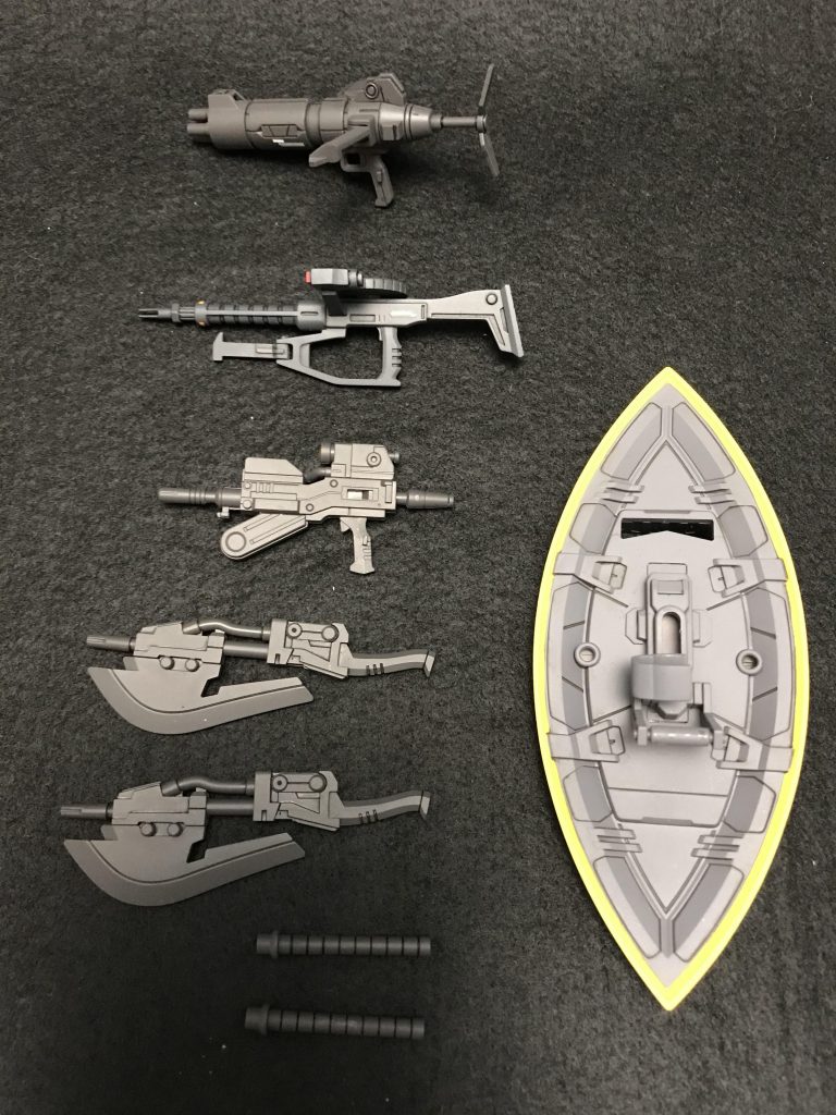 装備一覧です。アーケードゲーム「戦場の絆」ではメイン武装にザクマシンガン改が設定されていたので他のキット(今回はアイザック)から調達しました。この調達に時間がかかってしまいました。
ゲルググ のシールドは装備させる為の基部をオリジン ザクⅠから流用しています。