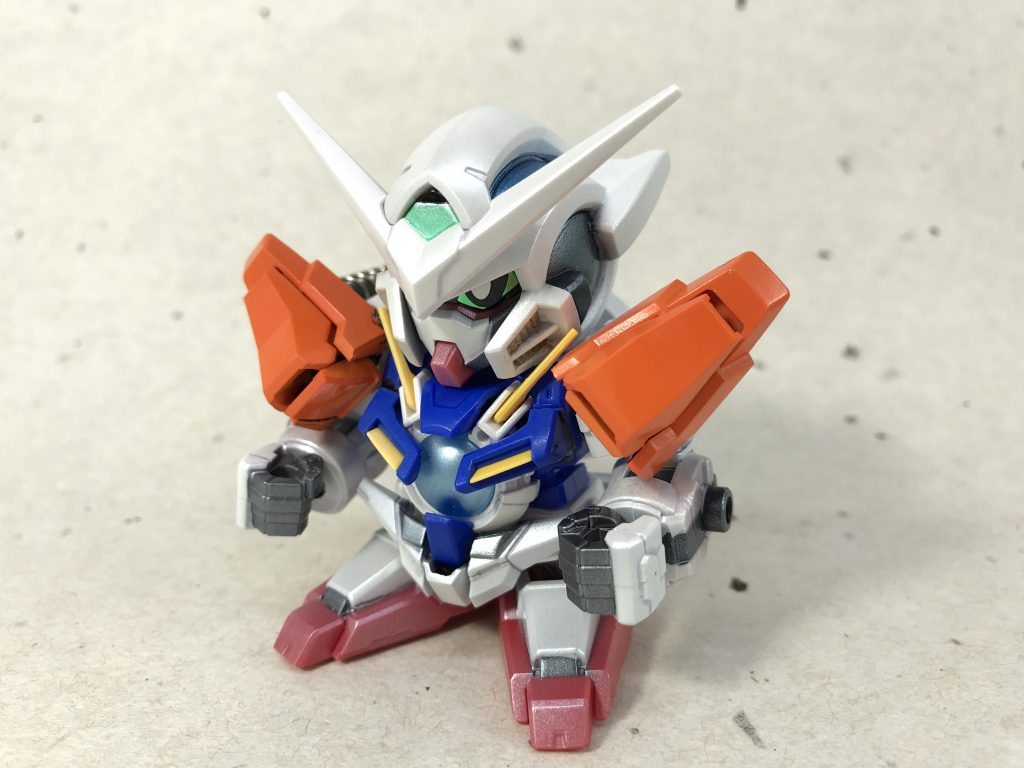 引いて見るとこんな感じ。
SDEXの足をかなり詰めて、胴体もHGのものとすげ替えてみました。