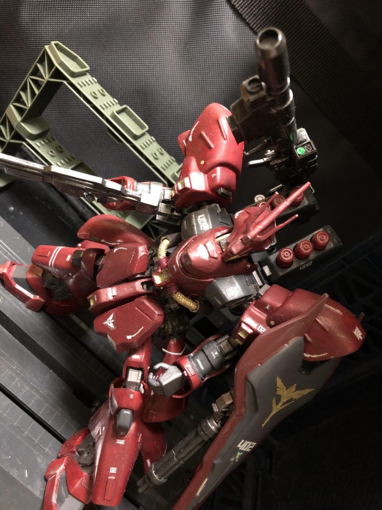 oyz「更には今回!サザビーには分離機構がありますっ!」シャア「分離機構だと?」oyz「前回、突撃してきたリ・ガズィに腹部をスイカバーアタックされて撃破されましたが、そこで上下分離したらどうです?」シャア「ほお!それは面白い。突撃してきたら分離して避けるという事か!」oyz「そうです!インパルス対フリーダムの戦いの再現ですよ!」シャア「それは知らんが、なかなか期待出来そうだ!それでは見せて貰おうか!サザビーの可変とやらを!」