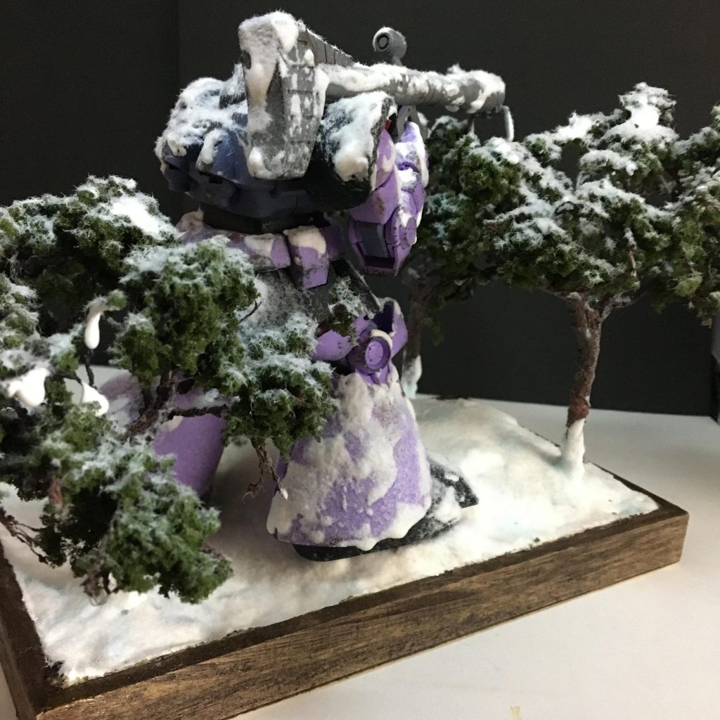 雪が積もった木から狙いすますドム のミニジオラマ–5枚目/制作者:ogagaga