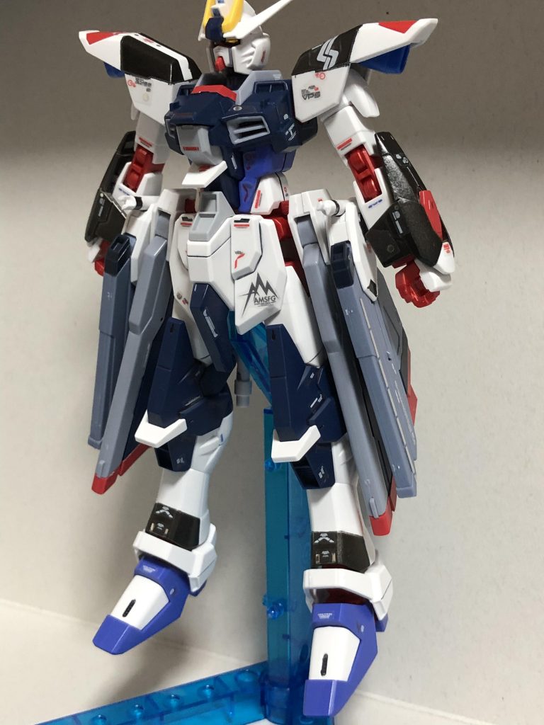 一部パーツをフリーダムのものに変更、色もメタルブラックに塗装。
デカールにRGのデスティニー、ダブルオー、バンシィのものを使用。