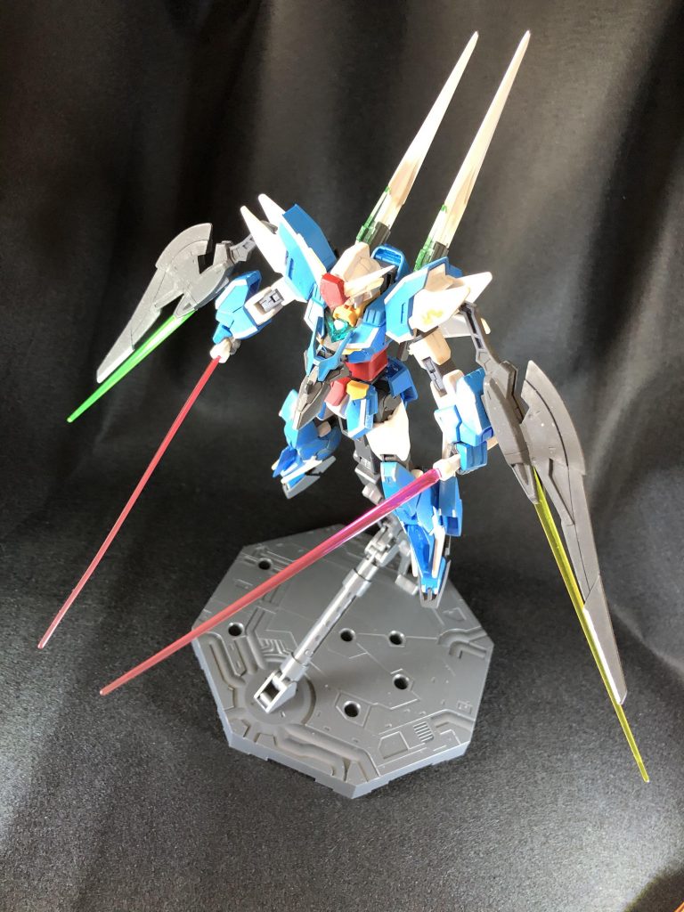 ソード4本持ち状態です
接近戦においてはスラッシュブレイドが回転し、ビームの刀身を出して戦います
スラッシュブレイドはビームガンにもなるので、完全に接近戦仕様というより1対多を想定した状態です