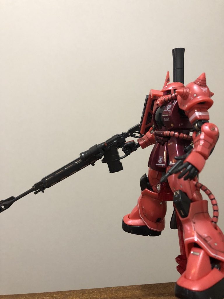 モノアイは百均のケータイの粒々のデコシールでディテールアップ全身にデカールを貼りプレミアムガラスパールでコートして完成です。