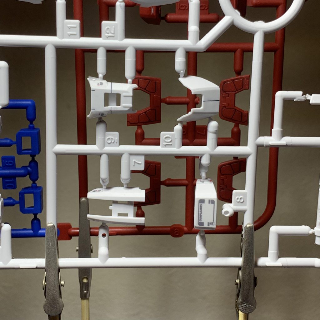 墨入れ、デカール貼りを終えてからトップコート吹き。