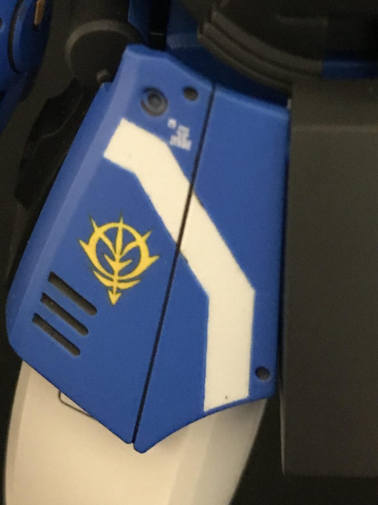 今回やりたかった事の一つ。腰アーマーのラインマーキングは白を塗ってから、マーキングの形にマスキングして、青を塗って最後にマーキングを剥がすという工程。この手法だと、白いラインの太さが一定の太さで再現しやすいです。