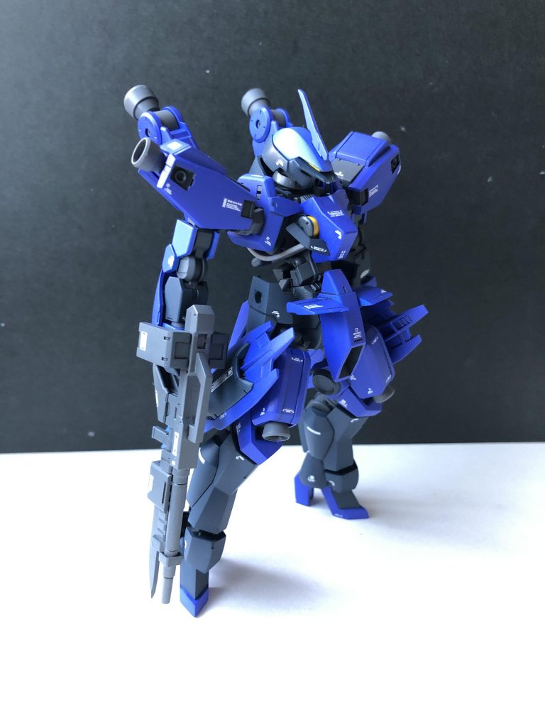 カラーリングは説明書の裏に書いてある配色レシピを一切守らず好きな色を買ってきて好きな色を混ぜて好きなように塗りました。
青は「ライトブルー」と「パープル」の混色
紺色は「ネイビーブルー」と「ミィディアムブルー」の混色
フレーム、武装は「ニュートラルグレー」と「ネイビーブルー」の混色
黄色の部分は「レモンイエロー」単色
です。