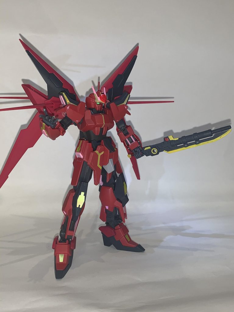 ブレードガンはバトルアームズのブレードを素体に、ルナゲイザーの余剰である百式のビームライフルの砲身を接着