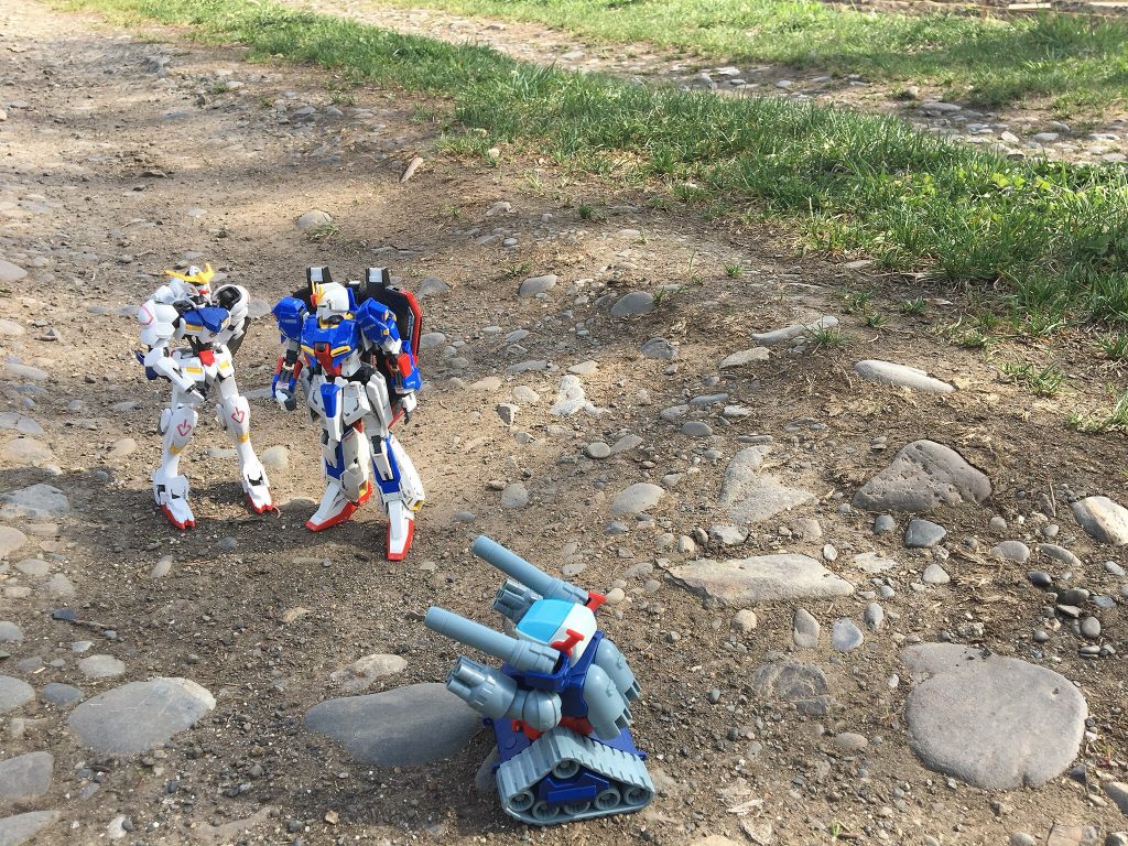 こちら、「元々うちにいるバルバトスちゃん」です。
このままでは、同じ機体が2機になってしまいます。
ガンプラは基本的に、同じ機体同士だと仲がいいのですが、バルバトスちゃんはどうなのでしょうか。