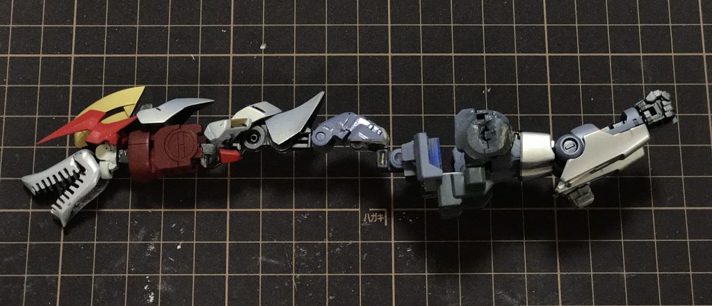 こうなります。
相変わらず変形は大剣以外は付け外しナシ・余剰ナシの完全トランスフォームです。
以前から改修して、より長細くなりました。エグいです。