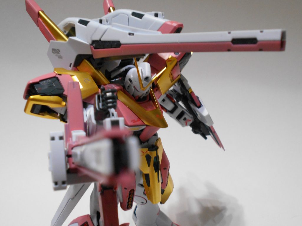 ポージングを取らせるとこんな感じで
変形ギミックがあるので腰が稼働がないのが少し残念な気が少しします