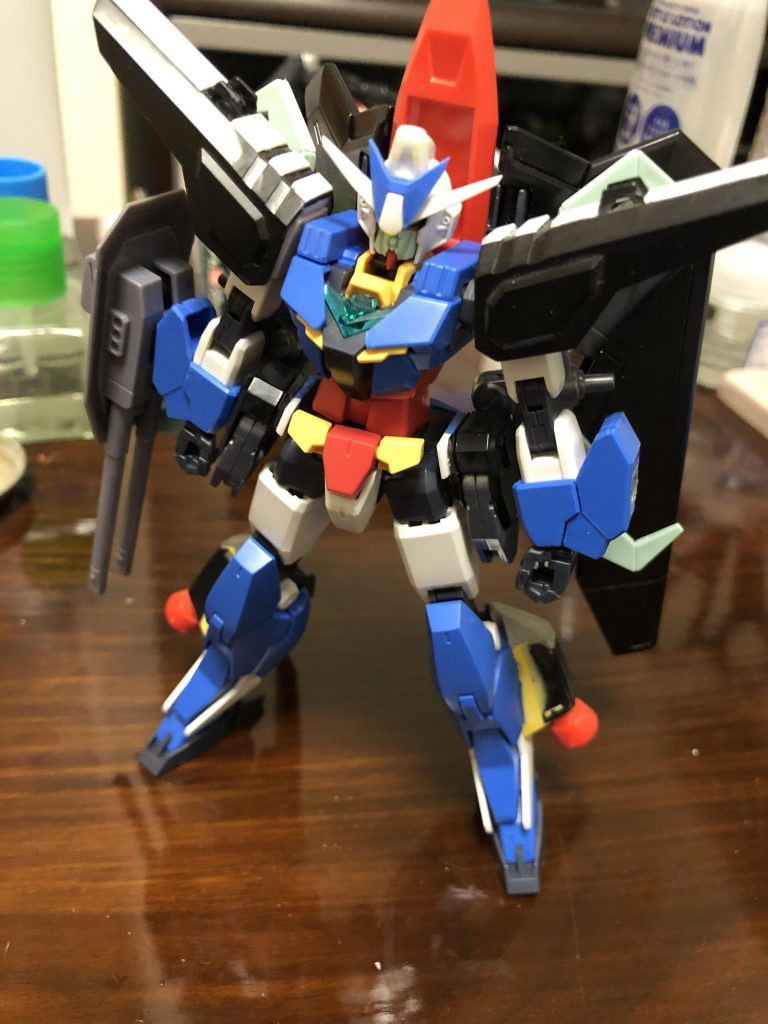 制作過程で、両肩をプラ板でディテールアップ。コアガンダムヘッドの赤い部分もプラ板でディテールアップしてます。