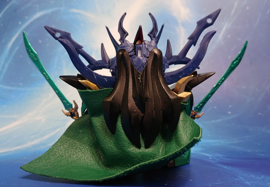 背中。マントはおなじみの布を流用。笑