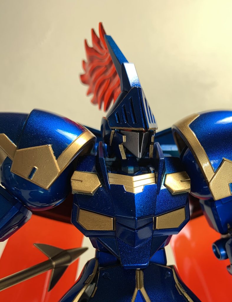 頭部
カブトで確認しにくいですがツインアイに変更しています。
…まるっきりロビ◯マスクですな。
ツノ飾りのクリアパーツはマントと同じくクリアレッドに塗装。